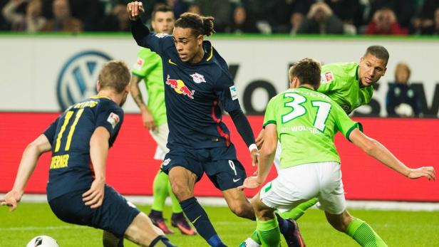 Ein Fußballspieler im dunkelblauen Trikot mit der Nummer 9 dribbelt den Ball.