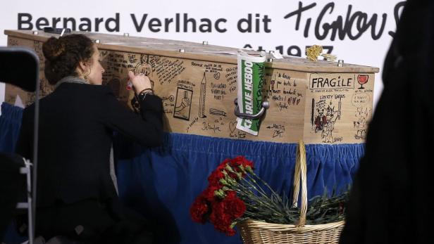 Karikaturen und &quot;Charlie Hebdo&quot; auf dem Sarg: Letzter Weg für den Zeichner Bernard Verlhac (&quot;Tignous&quot;) in Montreuil am Donnerstag.