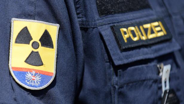 Die Uniform eines Polizisten mit einem Aufnäher für radioaktive Stoffe.