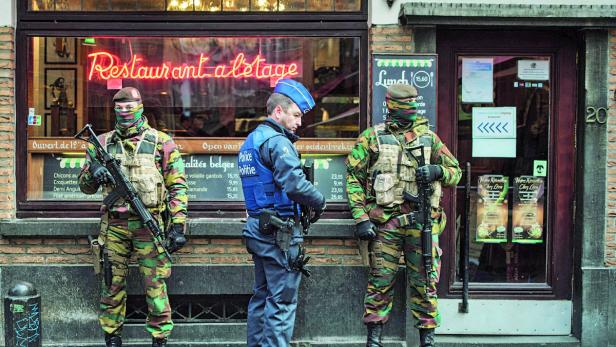 Schwer bewaffnete Soldaten und Sonderpolizisten in den Straßen der belgischen Hauptstadt.