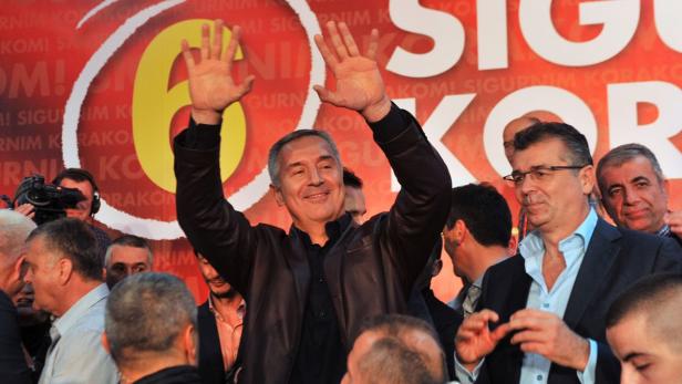 Djukanovic feiert in Podgorica seinen Wahlsieg.