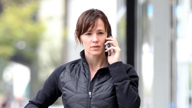 Jennifer Garner telefoniert im Freien mit ihrem Handy.