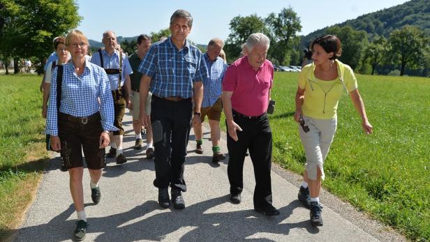 APA14011082 - 05082013 - GMUNDEN - ÖSTERREICH: ZU APA TEXT II - (v.l.) Ministerin Beatrix Karl, Vizekanzler Michael Spindelegger, LH Josef Pühringer, Ministerin Johanna Mikl-Leitner beim Start der ÖVP-Sommertour 2013 mit Wanderung zur Laudachseealm, am Montag, 5. August 2013. . APA-FOTO: BARBARA GINDL