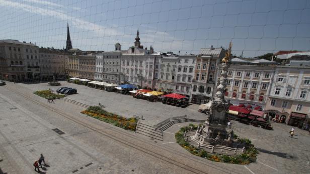 Wenig los, aber nicht autofrei: Der Linzer Hauptplatz am Sonntag