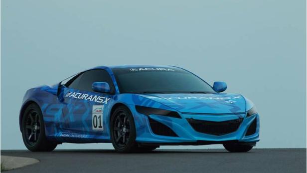 Ein blaues Acura NSX Rennauto mit der Startnummer 01 auf einer Rennstrecke.