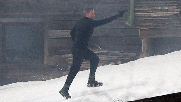 James Bond im Einsatz: Daniel Craig ballert sich nach einem Flugzeugabsturz seinen Weg frei.