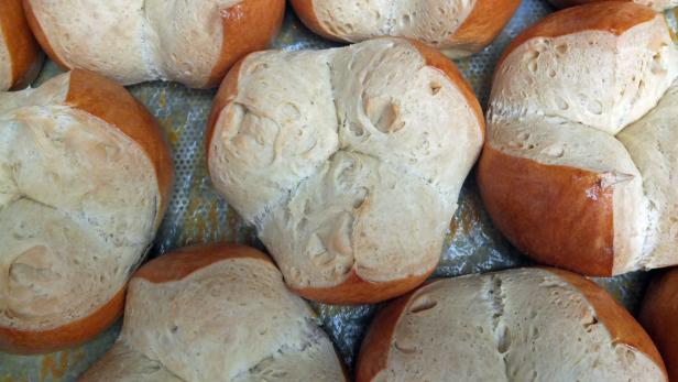 Für den Bäckerei-Chef liegt es auf der Hand, welche Osterpinzen seine liebsten sind: &quot;Meine Großmutter hätte so eine Pinze gar nicht backen können. So flaumig geht der Teig zu Hause nicht auf.&quot;