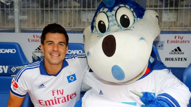 epa03807653 Hamburger SV&#039;s Paul Scharner from Austria poses with team mascot Dino Hermann during the official team photo session for the 2013/14 season at Imtech Arena in Hamburg, Germany, 30 July 2013. EPA/AXEL HEIMKEN