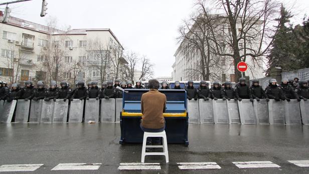 Ästhetik gegen die Polizeigewalt: Markiyan Matsekh verblüffte die Einsatzkräfte in Kiew am 7. Dezember 2013 mit einer öffentlichen Chopin-Darbietung am Klavier