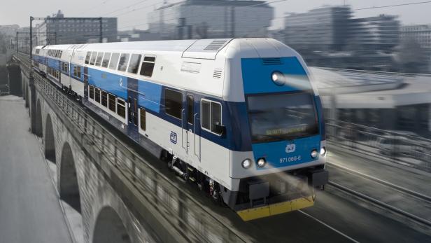 Ein blauer und weißer Doppelstockzug der Tschechischen Bahn fährt über eine Brücke.