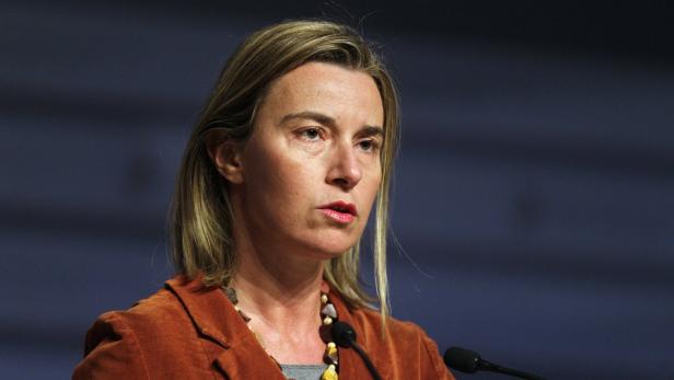 Federica Mogherini bei einer Rede vor einem dunklen Hintergrund.