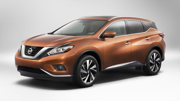 Ein orangefarbener Nissan Murano SUV vor einem neutralen Hintergrund.