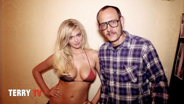 Kate Upton posiert mit Terry Richardson für ein Foto.