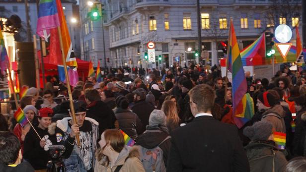 Bis 17 Uhr versammelten sich die Demonstranten vor dem Prückel und die schmusende Solidariätsbekundung  ging los