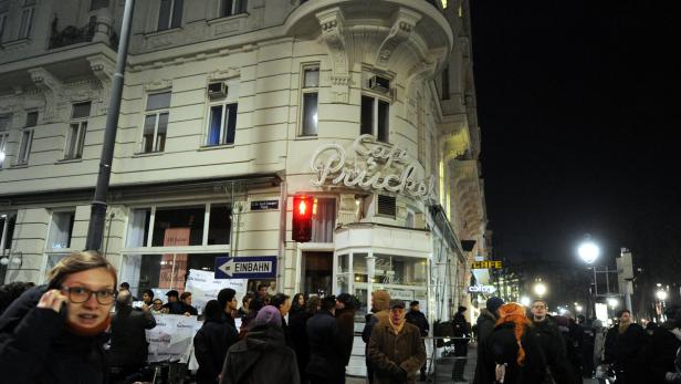 Teilnehmer der Protestkundgebung gegen den Lokalverweis vor dem Cafe Prückel am 16. Jänner 2015.