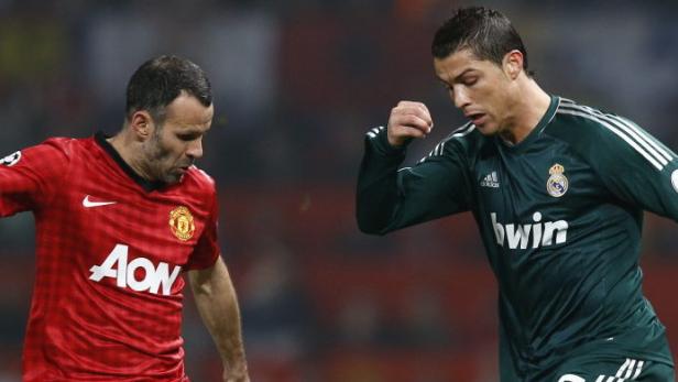 epa03611238 Ryan Giggs of Manchester United vies for the ball with Cristiano Ronaldo of Real Madrid during the UEFA Champions League match between Manchester United and Real Madrid at the Old Trafford Stadium in Manchester, Britain, 05 March 2013. EPA/KERIM OKTEN