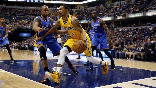 Ein Basketballspieler der Indiana Pacers dribbelt den Ball während eines Spiels.