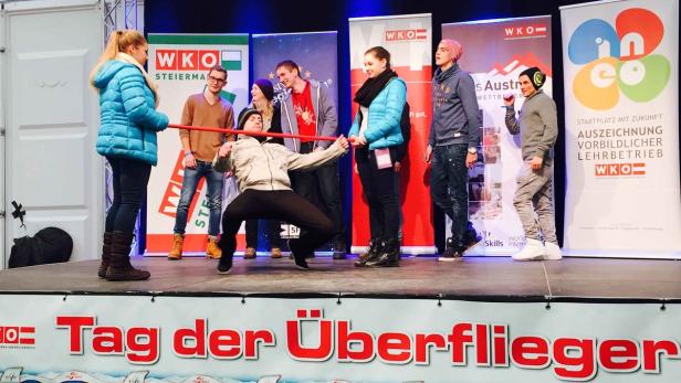 Die EuroSkills-Gewinner traten gegen Lehrlinge aus dem Publikum an – hier beim Limbo-Tanzen