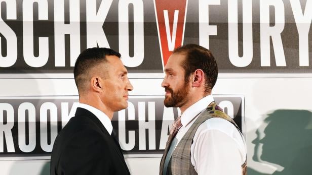 Die Boxer Wladimir Klitschko und Tyson Fury stehen sich gegenüber.