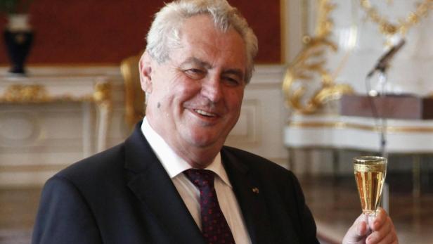 Czech President Milos Zeman lifts a glass of champagne during the inauguration ceremony of the new Czech Government in Prague June 25, 2013. Zeman, known for his love of alcohol and smoking, was told on August 2, 2013 to drastically cut down on both after being diagnosed with diabetes, the health minister said. Picture taken June 25, 2013. REUTERS/Petr Josek/Files (CZECH REPUBLIC - Tags: POLITICS HEALTH FOOD)