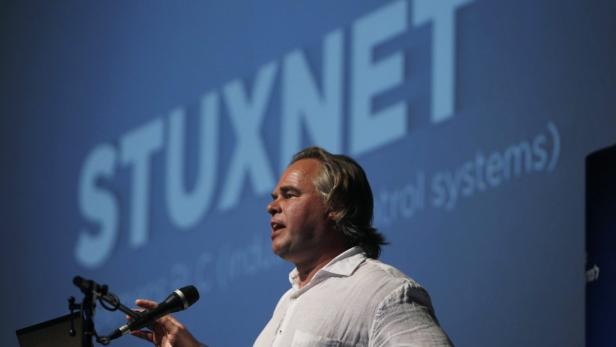 Ein Mann spricht vor einer Leinwand mit der Aufschrift „Stuxnet“.