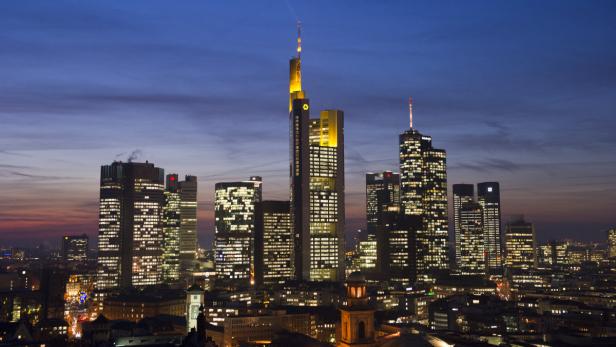 Die Skyline von Frankfurt am Main bei Nacht mit beleuchteten Wolkenkratzern.