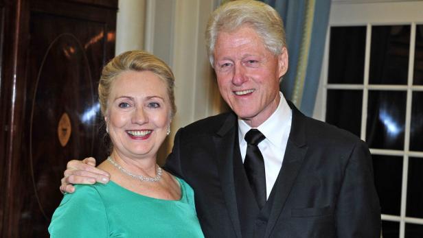 epa03493842 Former United States President Bill Clinton (R) and U.S. Secretary of State Hillary Rodham Clinton pose for a photo as they wait for the seven recipients of the 2012 Kennedy Center Honors to pose for a photo following a dinner hosted by Secretary Clinton at the U.S. Department of State in Washington, D.C. late 01 December 2012. The 2012 honorees are US blues musician Buddy Guy, US actor Dustin Hoffman, US late-night host David Letterman, Russian prima ballerina Natalia Makarova, and members of the British rock band Led Zeppelin, Robert Plant, Jimmy Page, and John Paul Jones. EPA/RON SACHS / POOL