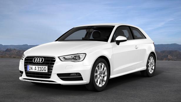 Ein weißer Audi A3 vor einer Bergkulisse.