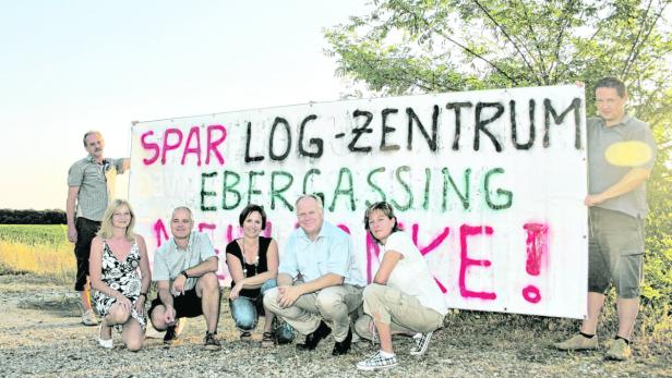 Eine Gruppe von Leuten hält ein Schild mit der Aufschrift „Spar Log-Zentrum Ebergassing NEIN DANKE!".