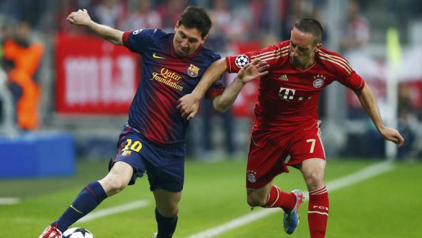 Lionel Messi im Duell mit Franck Ribéry während eines Fußballspiels.