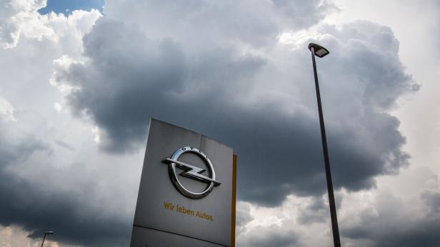 Dunkle Wolken über dem Opel-Werk in Rüsselsheim