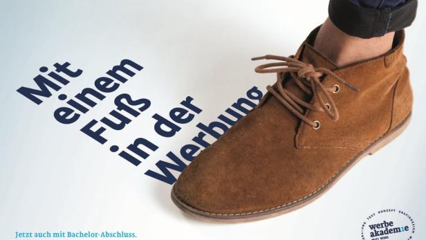 Ein brauner Wildlederschuh steht auf einem Werbeplakat mit dem Slogan „Mit einem Fuß in der Werbung“.