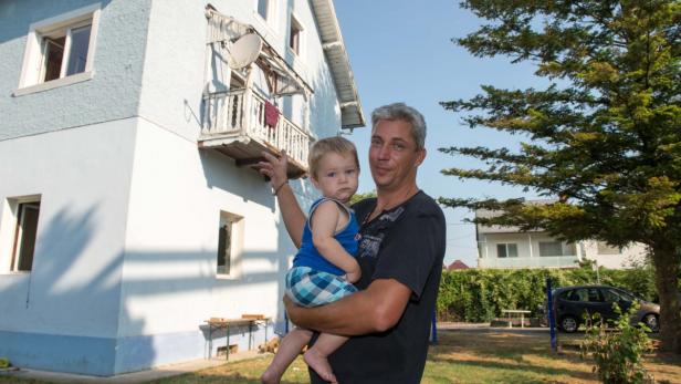 Im Bild: Christian Haslinger mit Sohn Sebastian Haslinger die von der Feuerwehr über die Leiter gerettet wurden. Wohnhausbrand in Bad Hall - Menschenrettung über Feuerwehrleiter In einem Wohnhaus in Bad Hall (Bezirk Steyr-Land) ist Dienstagfrüh ein Brand ausgebrochen. Einige Bewohner mussten über eine Leiter in Sicherheit gebracht werden. Ein zehnjähriger Bub hatte in einer Wohnung im Erdgeschoß beim Spielen eine Kerze angezündet und damit eine Eckbank in Brand gesteckt. Als die Mutter das Feuer bemerkte, alarmierte sie zuerst die Feuerwehr und brachte dann ihre Familie in den Garten in Sicherheit. Eine weitere Familie mit Kleinkindern, die im Obergeschoß des Mehrparteienhauses lebt, konnte aber wegen der Verrauchung nicht mehr durchs Stiegenhaus flüchten. Sie musste von der Feuerwehr über Leitern vom Balkon gerettet werden. Die Feuerwehr hatte den Brand schnell unter Kontrolle. Die Schadenshöhe ist noch nicht bekannt. Textquelle: ooe.orf.at