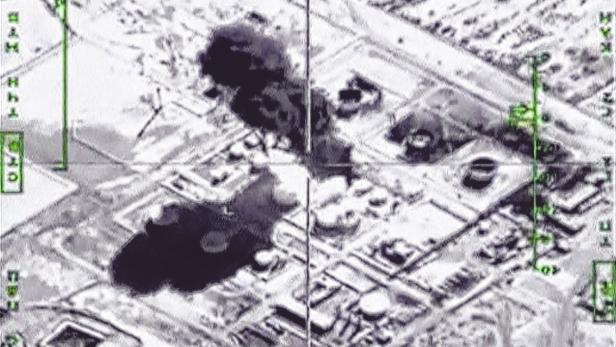 Russischer Luftangriff auf eine vom IS gehaltene Ölanlage in Syrien.