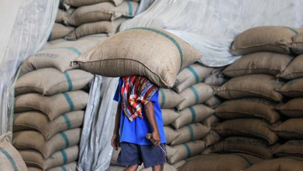 Ursprünglich hatte sich Indien quergelegt, stimmte aber dann doch zu: Das Land befürchtete Nahrungsengpässe, wenn Vorräte nach neuen WTO-Regeln begrenzt würden.