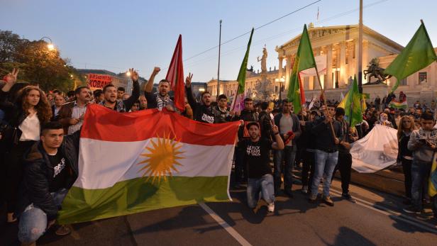Das Foto zeigt eine Kurden-Demo gegen den IS.