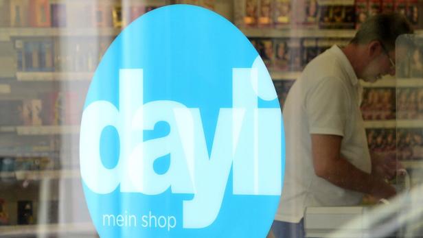 epa03774549 A man is pictured through the window inside a Dayli shop in Vienna, Austria, 04 July 2013. The successor company of Schlecker opend insolvency proceedings on 04 July in Linz. 3,300 jobs in Austria and more than 1,000 in Italy, Poland, Belgium and Luxembourg are at risk. EPA/HELMUT FOHRINGER