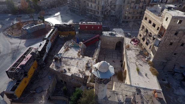 Die syrische Stadt Aleppo mit zerstörten Gebäuden und Autos