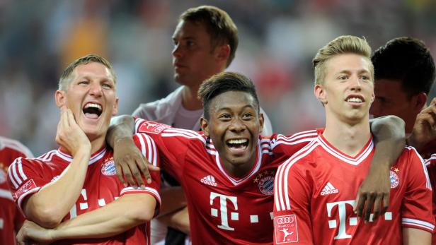 epa03810384 Munich&#039;s (L-R) Bastian Schweinsteiger, David Alaba and Mitchell Weiser celebrate the win of the Audi Cup after the final match FC Bayern Munich vs Manchester City FC at Allianz Arena in Munich, Germany, 01 August 2013. EPA/TOBIAS HASE