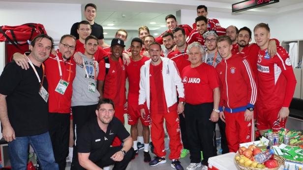 Die Bayern-Stars David Alaba und Franck Ribery besuchten das Handball-Team in der Kabine.