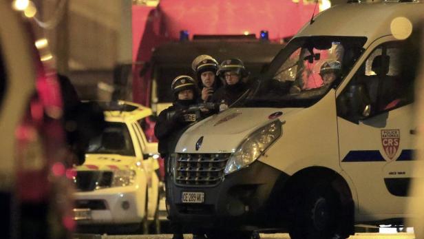 Police take up position near the scene of a shooto Polizeieinsatz in Roubaix
