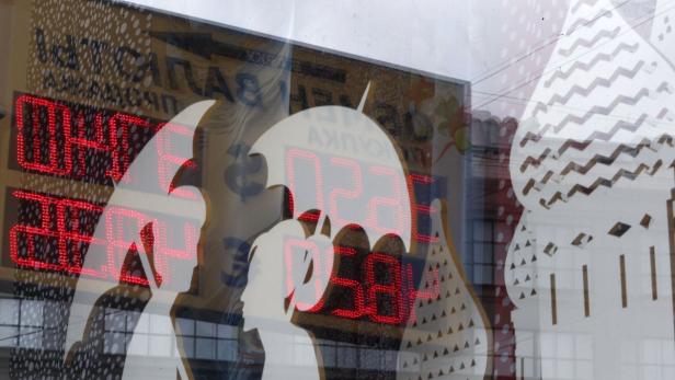 Ein Schaufenster mit Wechselkursanzeige und Dekorationen.