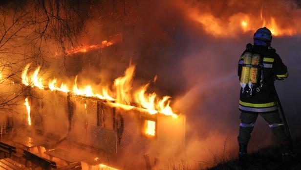 Weil sich im brennenden Gasthaus in Wiesenfeld auch Gasflaschen befanden, war der Löscheinsatz heikel. Zum Glück wurde nur ein Feuerwehrmann leicht verletzt.