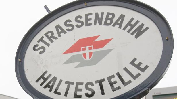 Ein Schild mit der Aufschrift „Strassenbahn Haltestelle“.