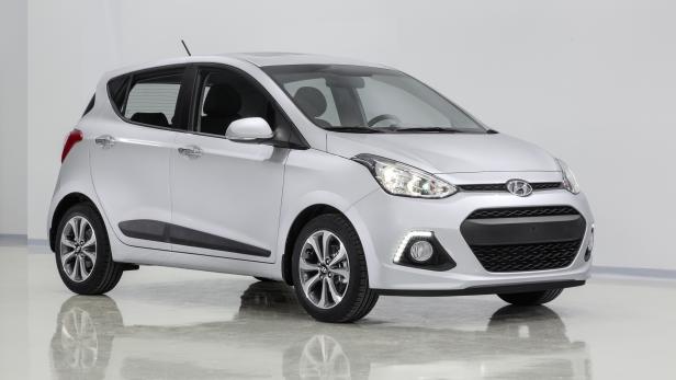 Ein silberner Hyundai i10 vor einem weißen Hintergrund.