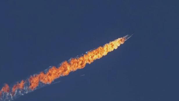 Die Sukhoi SU-24 kurz nachdem sie von der Luft-Luft-Rakete getroffen wurde.