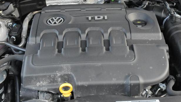 Einblick in den Motorraum eines Volkswagen TDI.