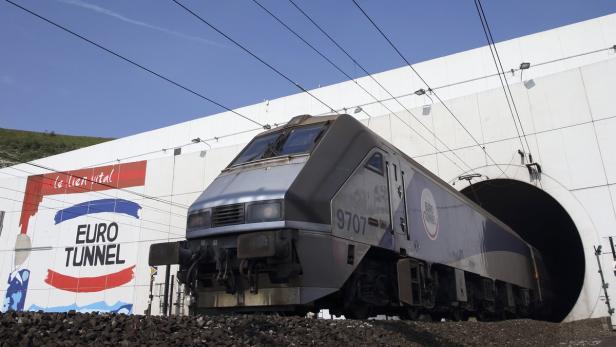 Ein Eurotunnel-Zug fährt in den Tunnel.