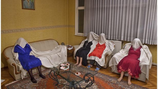 Nilbar Güreş inszeniert oft absurde Szenen, die die Position von Frauen beleuchten: Das Bild „Wohnzimmer“ aus der Serie „Çirçir“, 2010