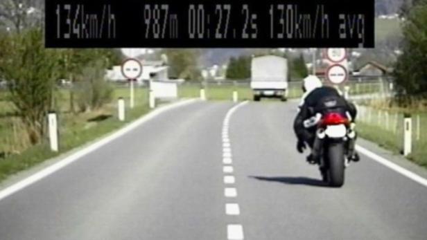 Der 26-jährige Motorradfahrer und Probeführerscheinbesitzer überholte einen Pkw trotz Sperrlinie und wollte dann der Polizei davonfahren.